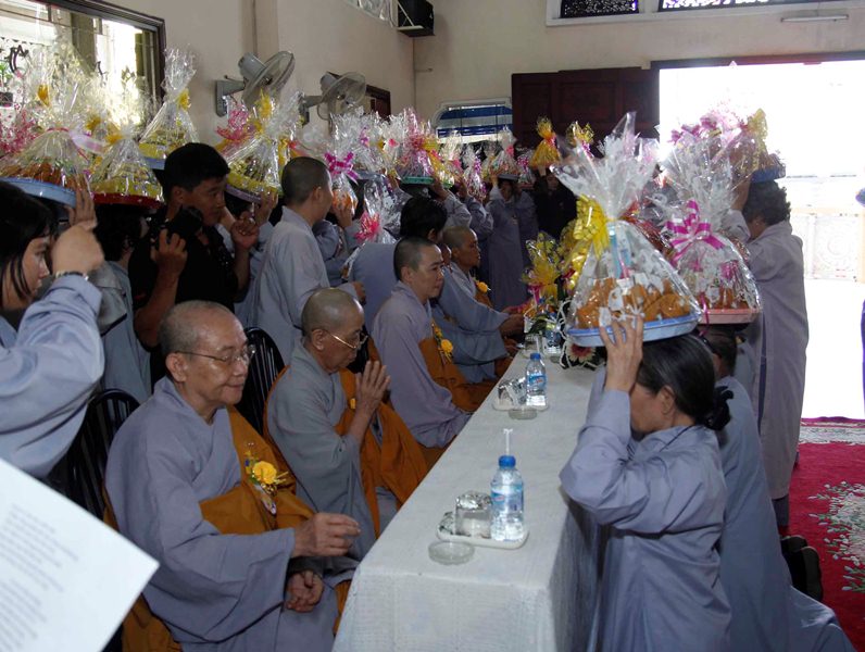 TP.HCM: Lễ Vu lan, dâng y tại chùa Phước Viên