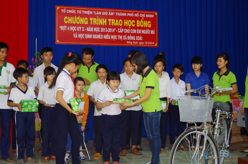 Trao học bổng đến các em ở Đồng Xoài, Bình Phước năm 2014 - Ảnh: CTV