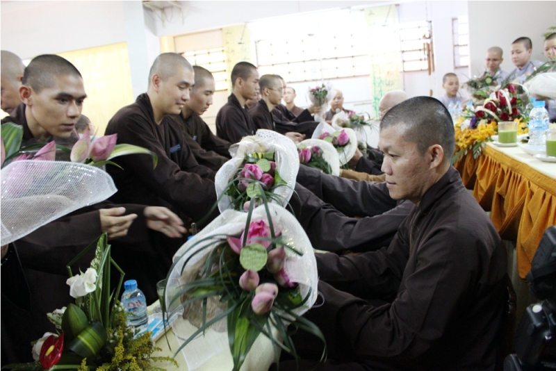 Tăng Ni sinh Lớp sơ cấp Phật học Q.3 tặng hoa tri ân đến giáo thọ sư, Ban chủ nhiệm Lớp sơ cấp Q.3