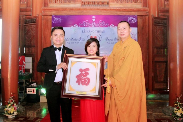 ĐĐ.Thích Tâm Đức tặng quà chúc mừng hai Phật tử trẻ