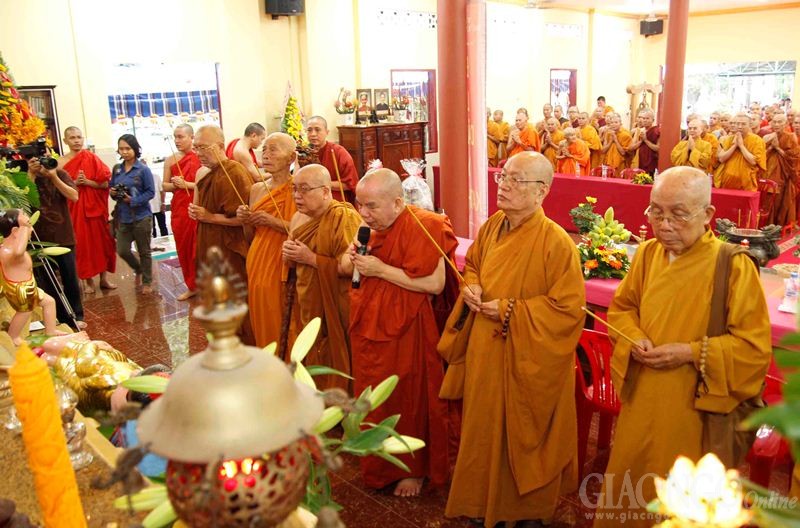 Chư tôn đức niệm hương, bạch Phật tại buổi lễ