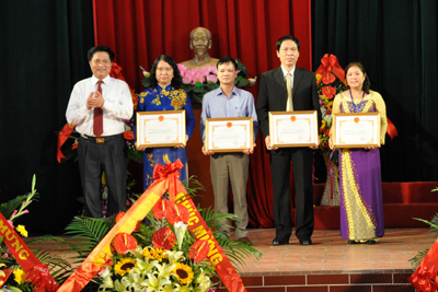 Đồng chí Phó Chủ tịch UBND tỉnh trao Bằng khen của UBND tỉnh cho các tập thể của nhà trường
