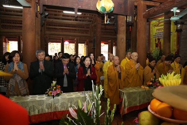 Chư tôn đức và quan khách, Phật tử tưởng niệm, cầu siêu các anh linh, hương linh tại buổi lễ