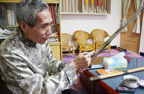 Chen Shih-Tsung cùng với một trong những thanh bảo kiếm của mình.