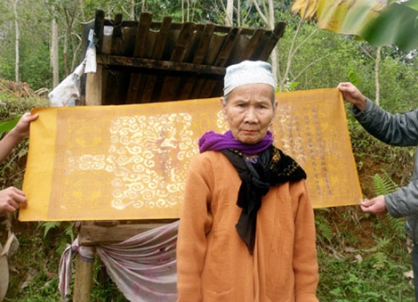 Bà Nguyễn Thị Ào (77 tuổi) người canh giữ sắc phong ở trong chòi.