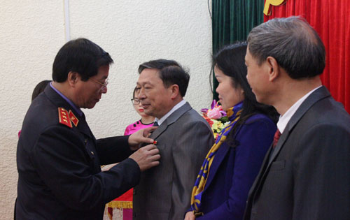 Đồng chí Nguyễn Hải Phong, Phó Viện trưởng Thường trực VKSND tối cao trao kỷ niệm chương cho đồng chí Nguyễn Thế Tuy, nguyên Phó Bí thư Thường trực Tỉnh ủy