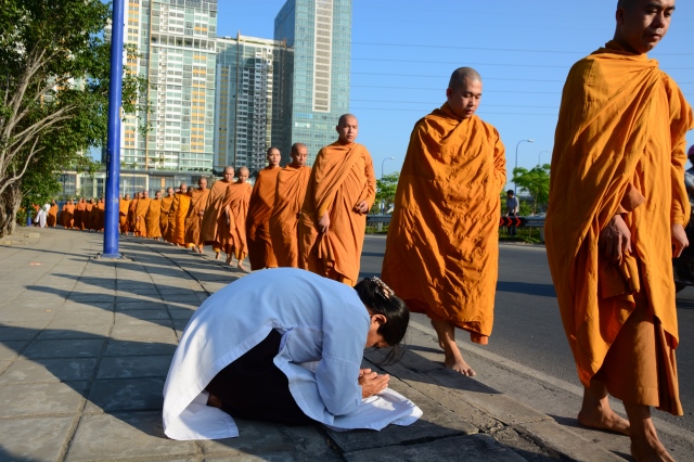 Năm pháp hủy nhục tư cách người xuất gia