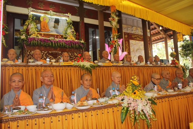 Đoàn Phật tử Cửu Hoa Sơn - Đài Loan cúng dường trai Tăng tại Ni viện Diệu Đức