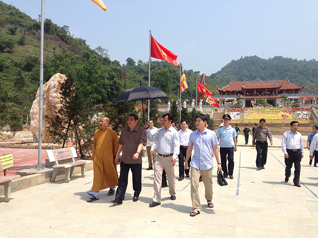 Lạng Sơn: Ông Lê Hồng Anh dâng hương lễ Phật tại chùa Tân Thanh