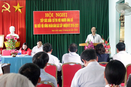 Ông Phạm Ngọc Thưởng trình bày chương trình hành động nếu được bầu làm đại biểu HĐND tỉnh