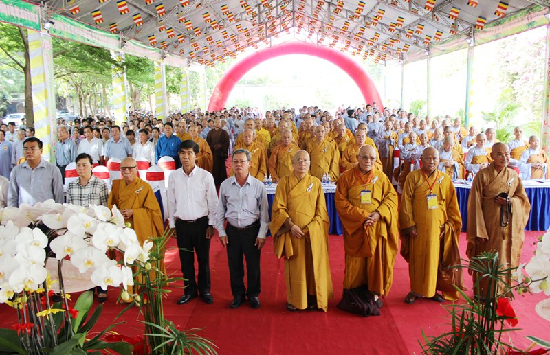 Chư tôn đức, quan khách và Phật tử thực hiện nghi thức chào quốc kỳ, đạo kỳ