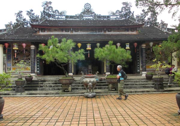 Du khách nước ngoài thích thú tham quan chùa Từ Hiếu.