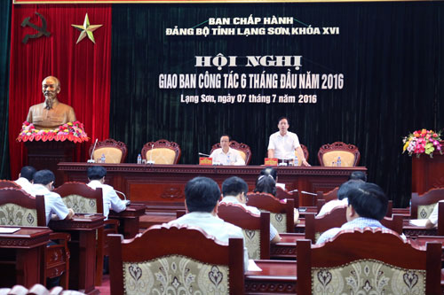 Đồng chí Hoàng Văn Nghiệm phát biểu tại hội nghị