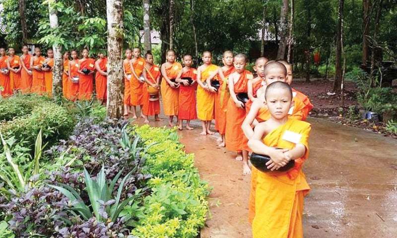 Các thanh thiếu niên tập sống đời giải thoát, gieo duyên lành tại chùa Dongmakkhai