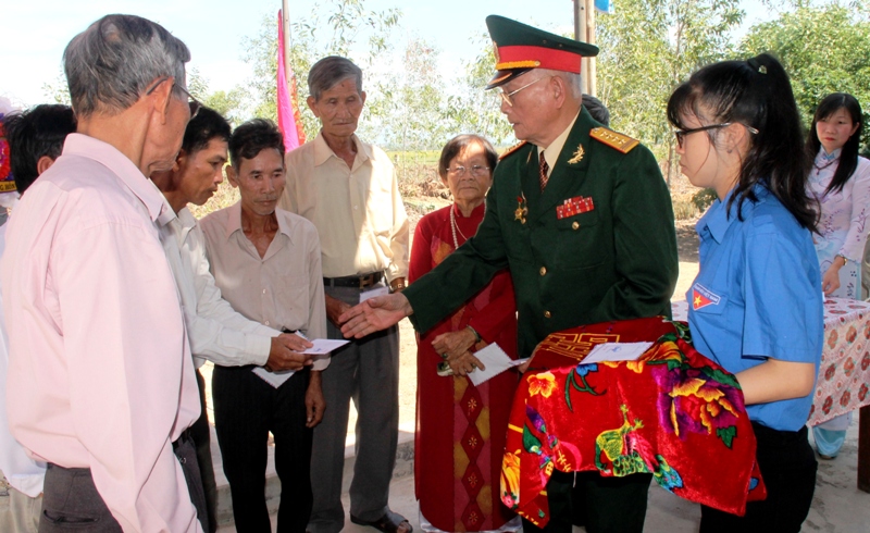 Thương binh Trần Văn Thà và các cụ cao niên của thôn dự lễ khánh thành bia tưởng niệm và tặng 48 suất quà cho thân nhân liệt sĩ và mẹ VNAH