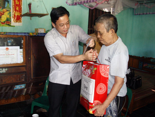 Đồng chí Hoàng Văn Nghiệm thăm, tặng quà thương binh Hoàng Văn Viền ở Làng Ngôn, xã Tân Thành