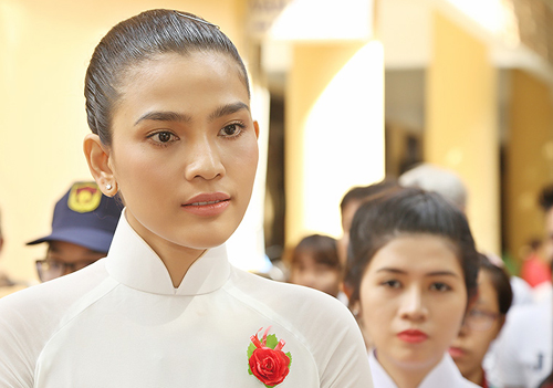 Trương Thị May cùng 100 bạn trẻ mặc áo dài trắng dự lễ Vu lan