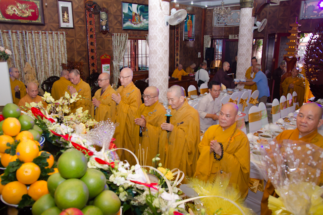 TP.HCM: Dâng pháp y khánh tuế Chư tôn đức tại chùa Minh Đạo