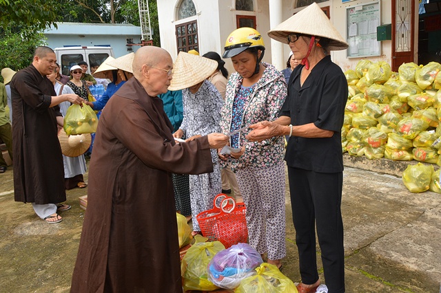 Đà Nẵng: Phật tử tặng quà đồng bào vùng Lũ Quảng Bình