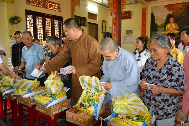 Quảng Nam: Phật tử chùa Pháp Hội thăm tặng quà đồng bào nghèo huyện Núi Thành
