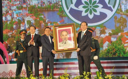 Chủ tịch nước tặng bức ảnh chân dung Bác Hồ cho  Đảng bộ, chính quyền nhân dân tỉnh Lạng Sơn