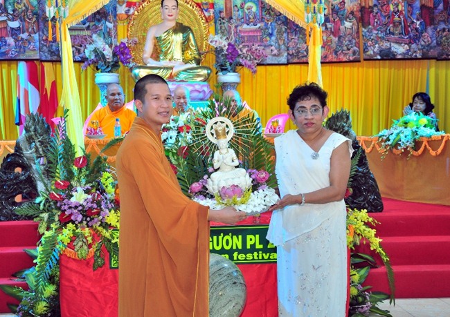 Vĩnh Long: Đại sứ SriLanca thăm chùa Phước Quang
