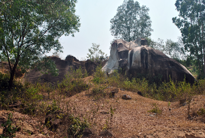 Khu vực quanh miếu Trà Bô Loan từng bị đào bới để tìm kho báu.