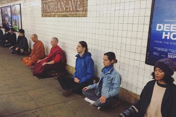 Buddhist Insights tổ chức lớp tập thiền trong một tàu điện ngầm ở thành phố New York