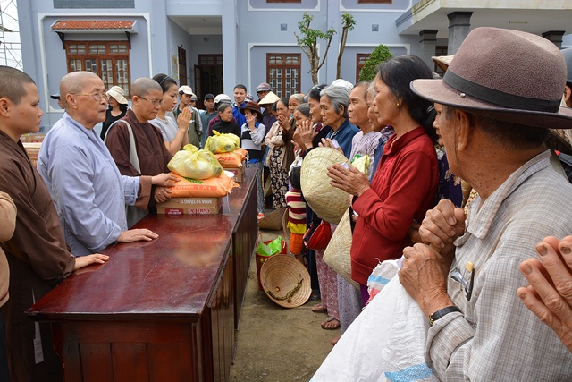 Đà Nẵng: Chùa Phổ Hiền tặng quà đồng bào vùng lũ Xã Quế Lộc, tỉnh Quảng Nam