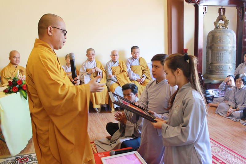 Đại đức Thích Thiện Châu tặng quà chúc phúc đến đôi Phật tử trẻ