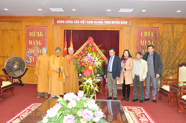Ban Trị sự Phật giáo tỉnh chúc Tết các cơ quan và tặng quà cho các hộ nghèo nhân dịp Xuân Đinh Dậu