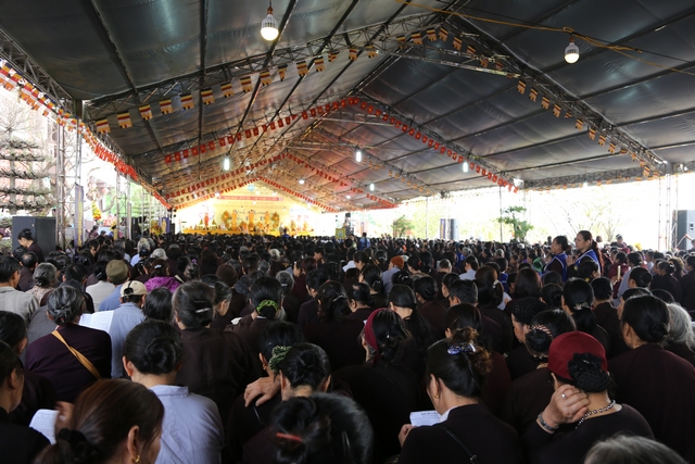 Điện Biên: Hàng nghìn Phật tử đến nghe thuyết giảng Phật pháp tại chùa Linh Quang