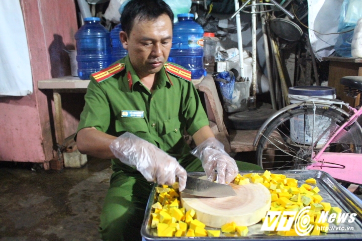 Trưởng Công an phường cùng đồng đội nấu cháo cho bệnh nhân nghèo Sài Gòn