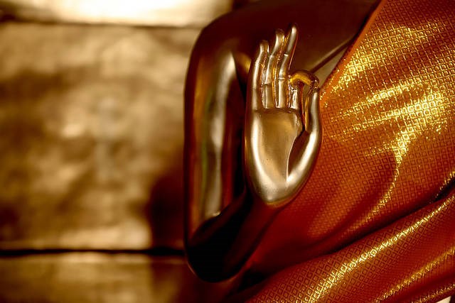 Lòng thành cúng mảnh vải thừa được thọ ký thành Phật