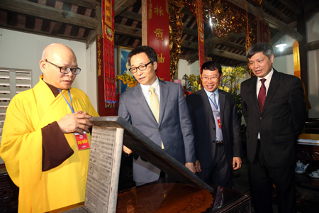 Phó Thủ tướng Vũ Đức Đam nghe giới thiệu mộc bản kinh Phật lưu giữ tại chùa