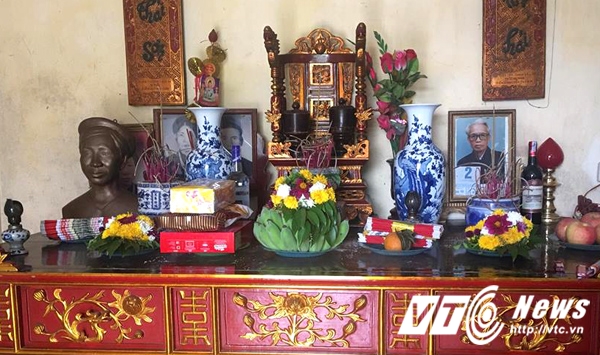 Một bên ban thờ là tượng mẹ, một bên là di ảnh bố đẻ tiến sĩ Nguyễn Thy Sơn