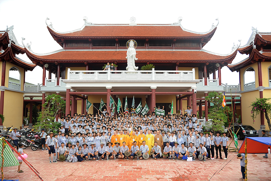 Trại sinh chụp hình lưu niệm trước chánh điện chùa Huệ Chiếu