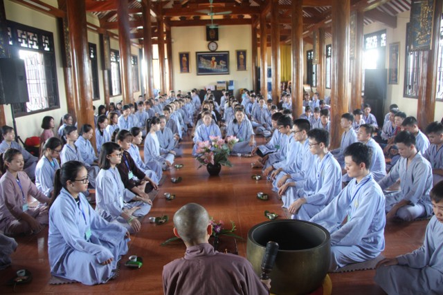 Thái Bình: Hơn 200 bạn trẻ về chùa Từ Xuyên tu một ngày
