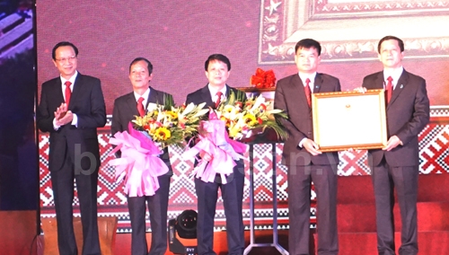 Trao tặng Bằng công nhận hoàn thành nhiệm vụ xây dựng nông thôn mới năm 2017 cho thành phố Lạng Sơn