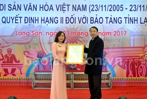 Đồng chí Nguyễn Công Trưởng (bên trái) trao Quyết định công nhận xếp hạng Bảo tàng hạng II cho lãnh đạo Bảo tàng tỉnh