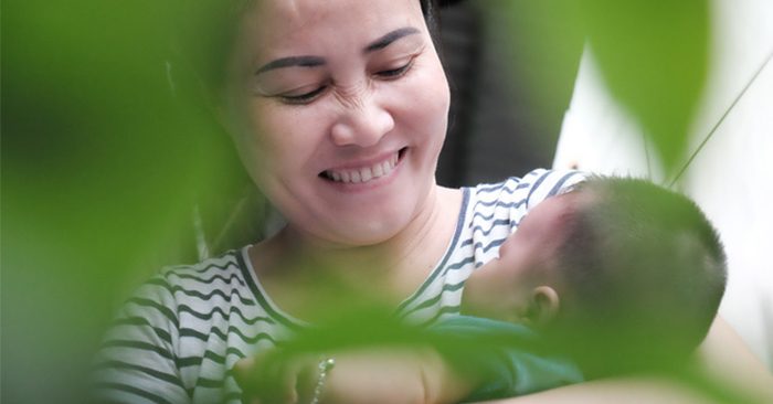 Nụ cười hạnh phúc của chị Hạnh khi có bé Cà Rốt xuất hiện trong cuộc đời. (Ảnh: Trí thức trẻ)