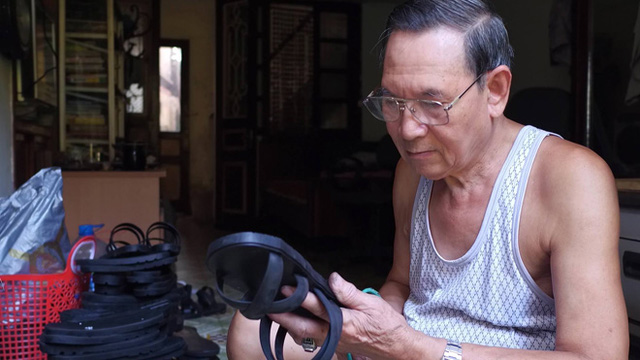 Hơn nửa thế kỷ ông Xuân đã làm thủ công hàng trăm nghìn đôi dép lốp
