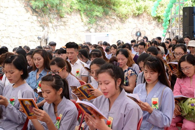 Phật tử đọc kinh Vu lan mỗi tháng Bảy về - Ảnh minh họa