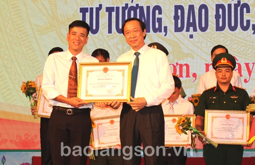 Đồng chí Phạm Ngọc Thưởng, Phó Bí thư Tỉnh ủy, Chủ tịch UBND tỉnh tặng bằng khen cho các cá nhân điển hình