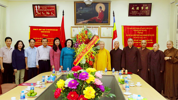 Phó Bí thư Thường trực Thành ủy Hà Nội Ngô Thị Thanh Hằng chúc mừng Ban Trị sự Giáo hội Phật giáo Việt Nam TP Hà Nội.