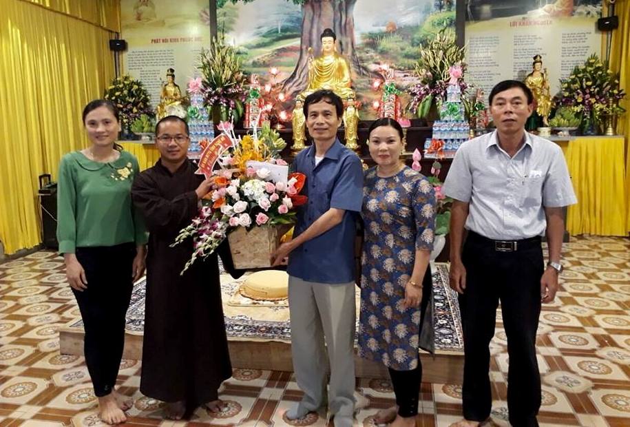 Đoàn tặng hoa chúc mừng mùa Vu lan - Báo hiếu tại chùa Đồng Tương (xã Quỳnh Đôi)