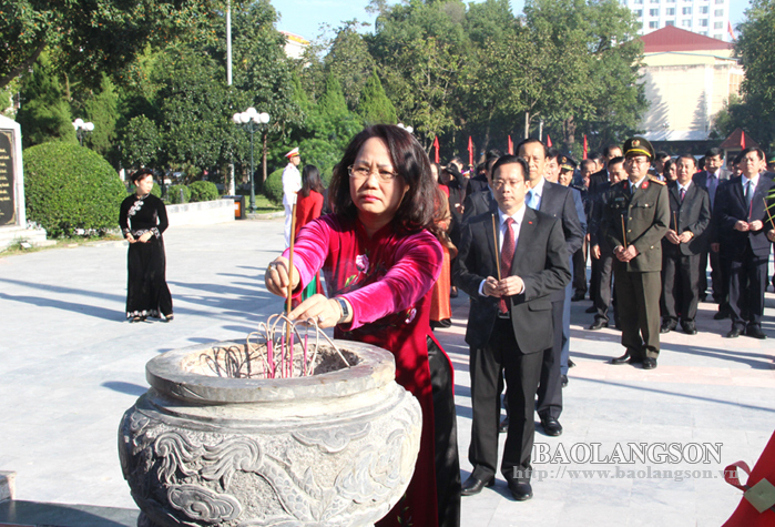 Đồng chí Lâm Thị Phương Thanh, Bí thư Tỉnh ủy dâng hương trước tượng đài đồng chí Hoàng Văn Thụ