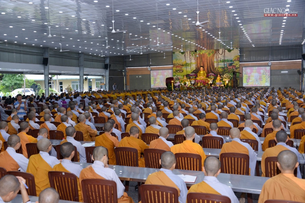 Tăng, Ni và đông đảo Phật tử tham dự khoá tu sáng nay