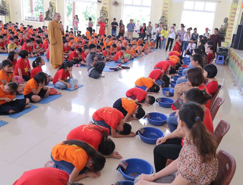 ĐĐ.Thích Tuệ Minh hướng dẫn nghi lễ rửa chân và lạy cha mẹ