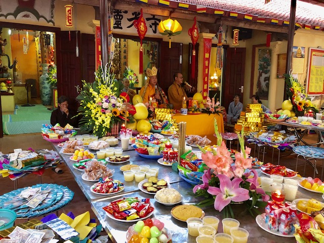 Hà Nội: Chùa Linh Quang tổ chức lễ Khánh đản Đức Phật A Di Đà - Thắp nến hoa đăng cầu siêu Anh hùng Liệt sĩ
